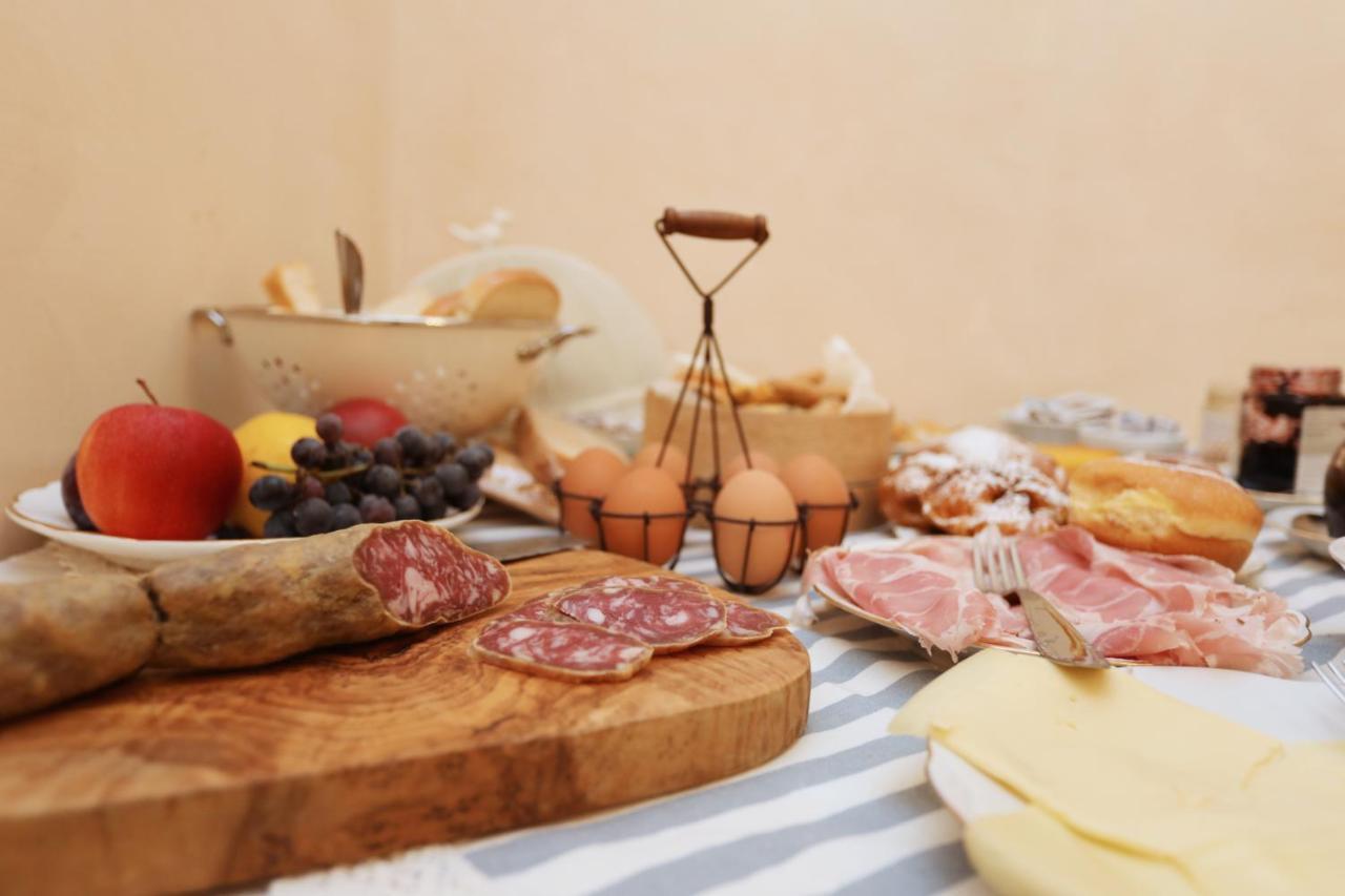 Tra i Campi Di Papaveri Medesano Bagian luar foto