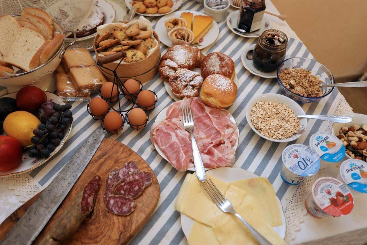 Tra i Campi Di Papaveri Medesano Bagian luar foto